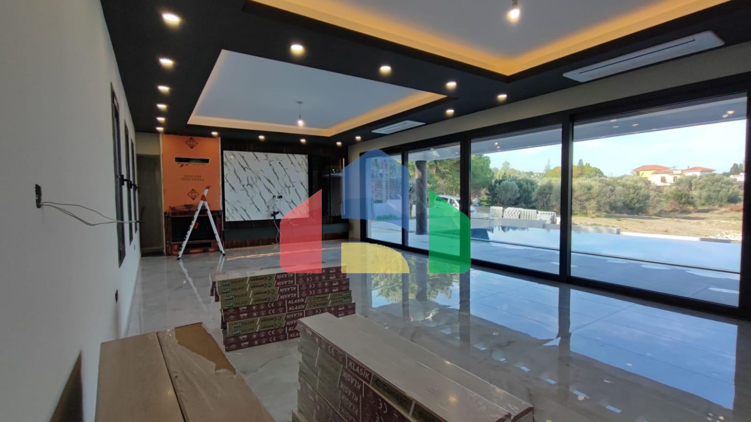 Роскошная вилла 4+1 (440 м2) с большим бассейном в живописном районе Кирении