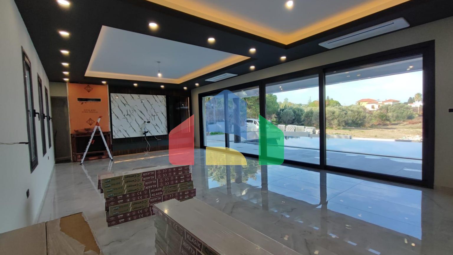 Роскошная вилла 4+1 (440 м2) с большим бассейном в живописном районе Кирении