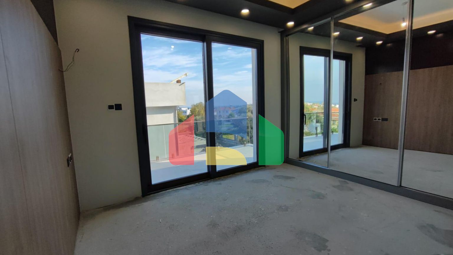 Роскошная вилла 4+1 (440 м2) с большим бассейном в живописном районе Кирении