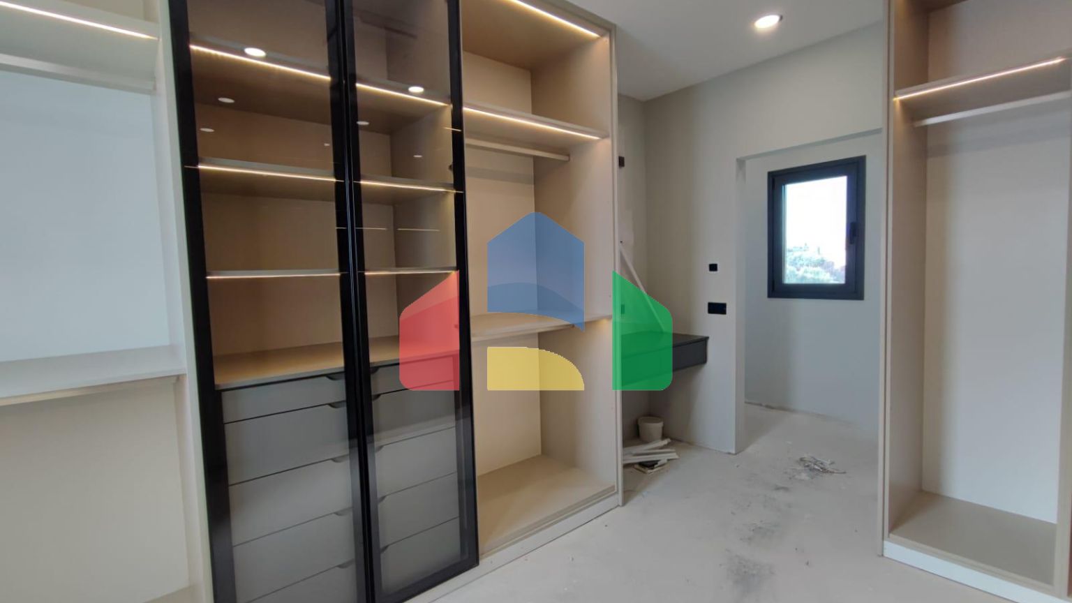 Роскошная вилла 4+1 (440 м2) с большим бассейном в живописном районе Кирении