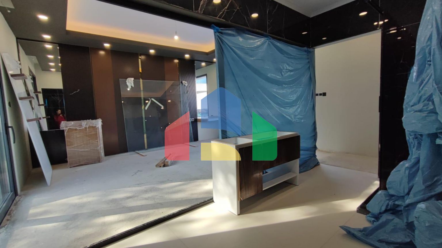 Роскошная вилла 4+1 (440 м2) с большим бассейном в живописном районе Кирении