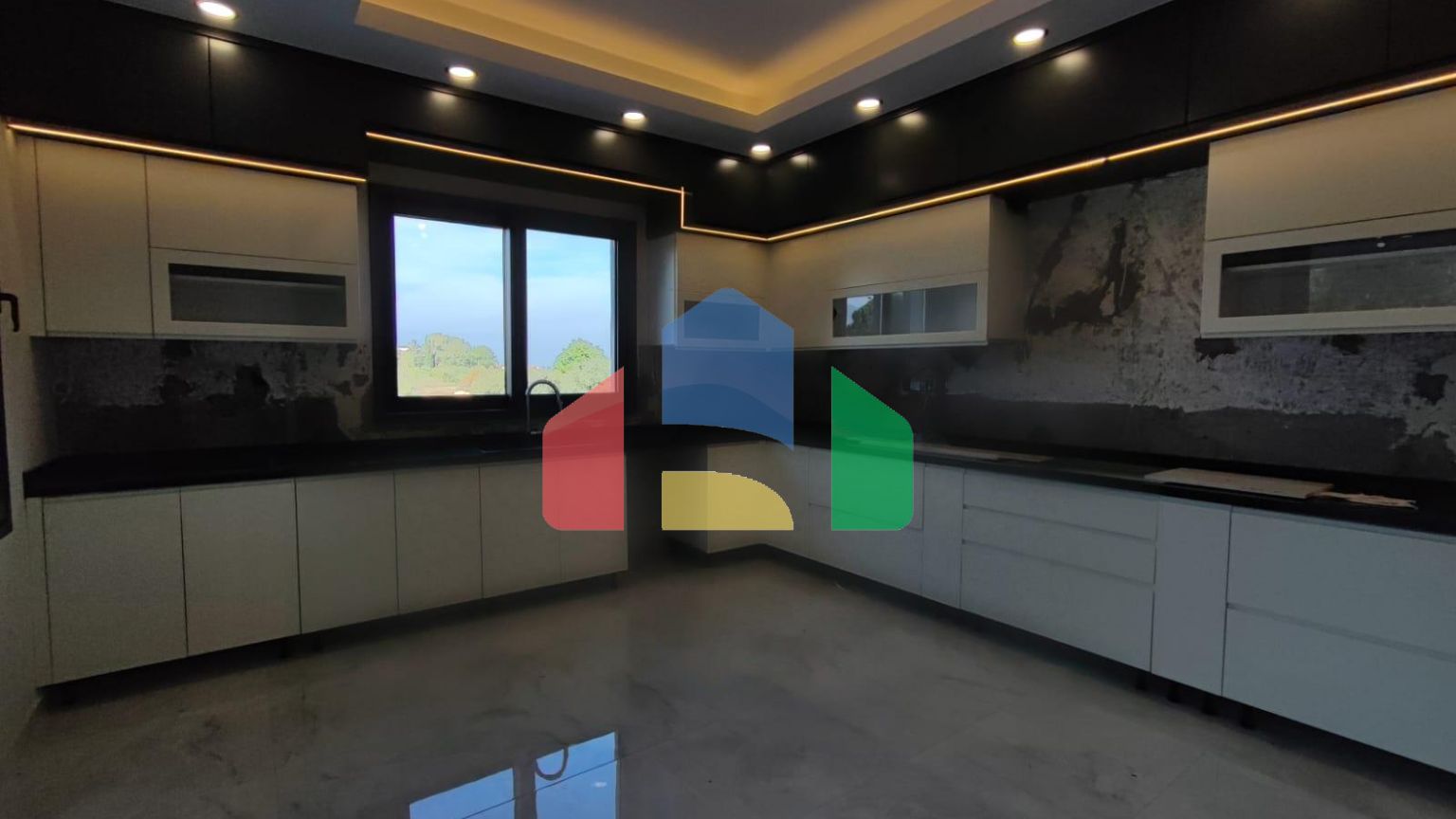 Роскошная вилла 4+1 (440 м2) с большим бассейном в живописном районе Кирении