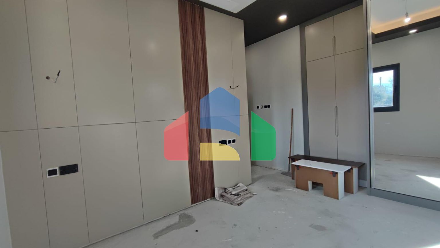 Роскошная вилла 4+1 (440 м2) с большим бассейном в живописном районе Кирении