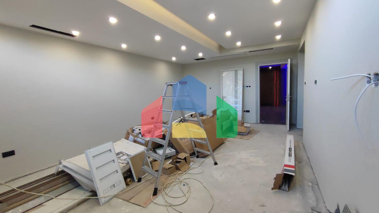 Роскошная вилла 4+1 (440 м2) с большим бассейном в живописном районе Кирении