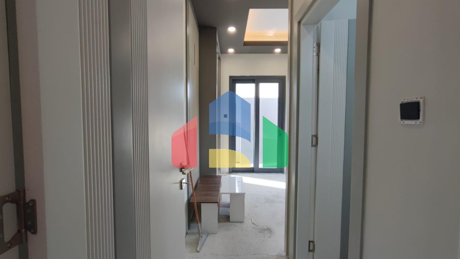 Роскошная вилла 4+1 (440 м2) с большим бассейном в живописном районе Кирении