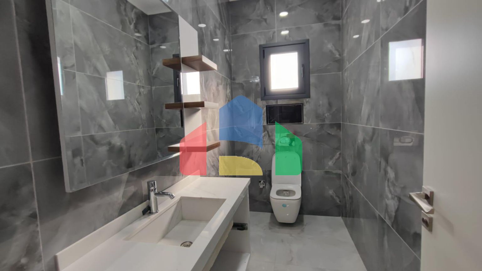 Роскошная вилла 4+1 (440 м2) с большим бассейном в живописном районе Кирении