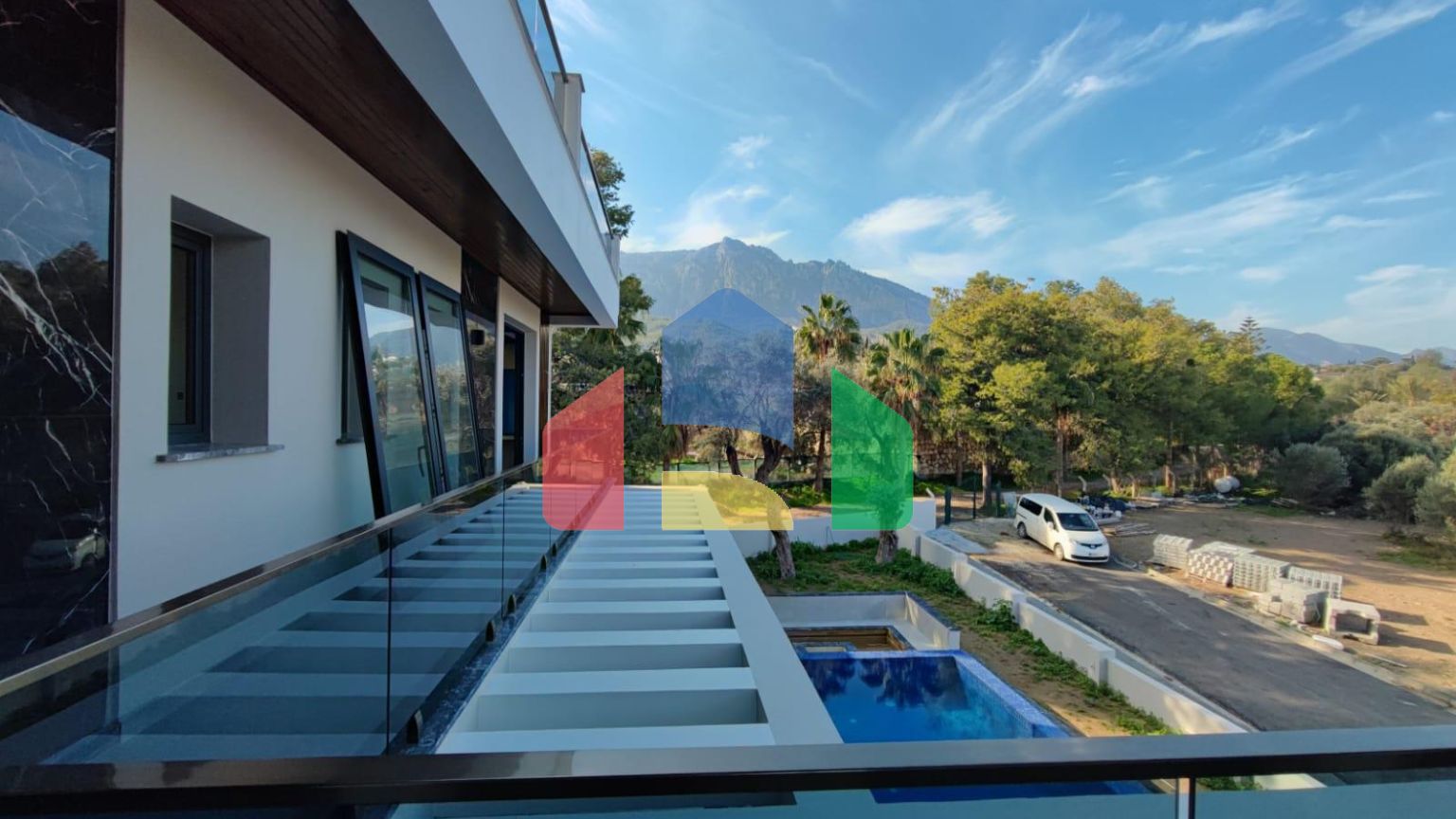 Роскошная вилла 4+1 (440 м2) с большим бассейном в живописном районе Кирении