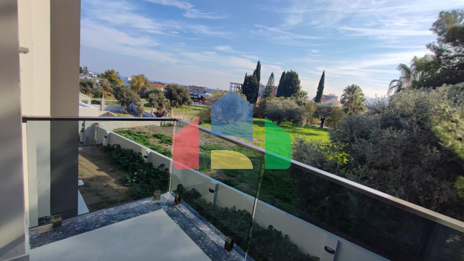 Роскошная вилла 4+1 (440 м2) с большим бассейном в живописном районе Кирении