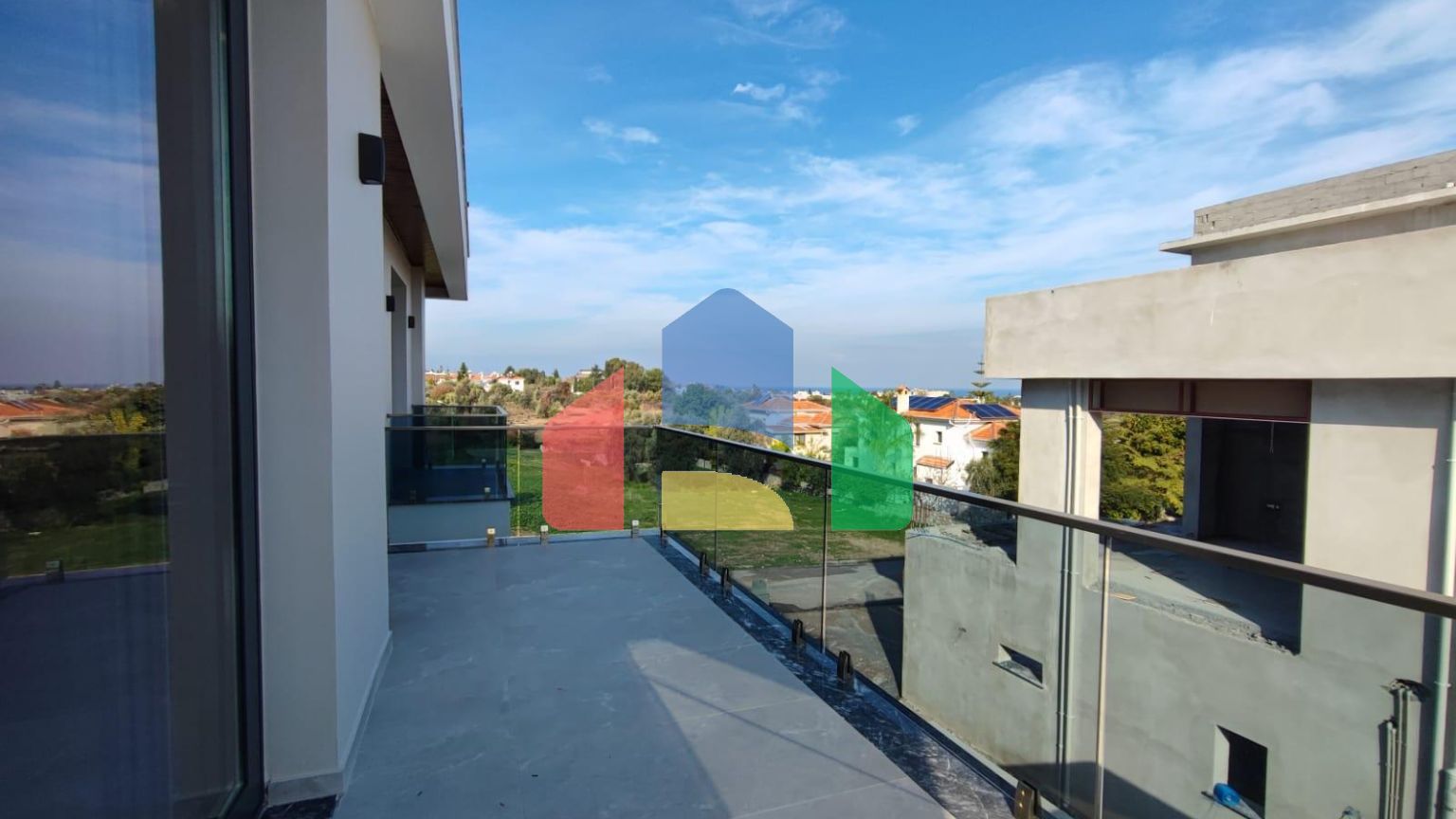 Роскошная вилла 4+1 (440 м2) с большим бассейном в живописном районе Кирении