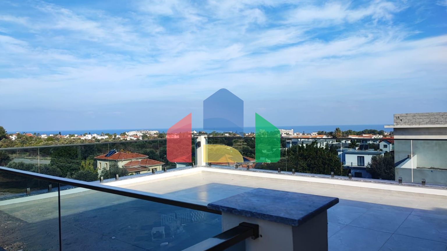 Роскошная вилла 4+1 (440 м2) с большим бассейном в живописном районе Кирении