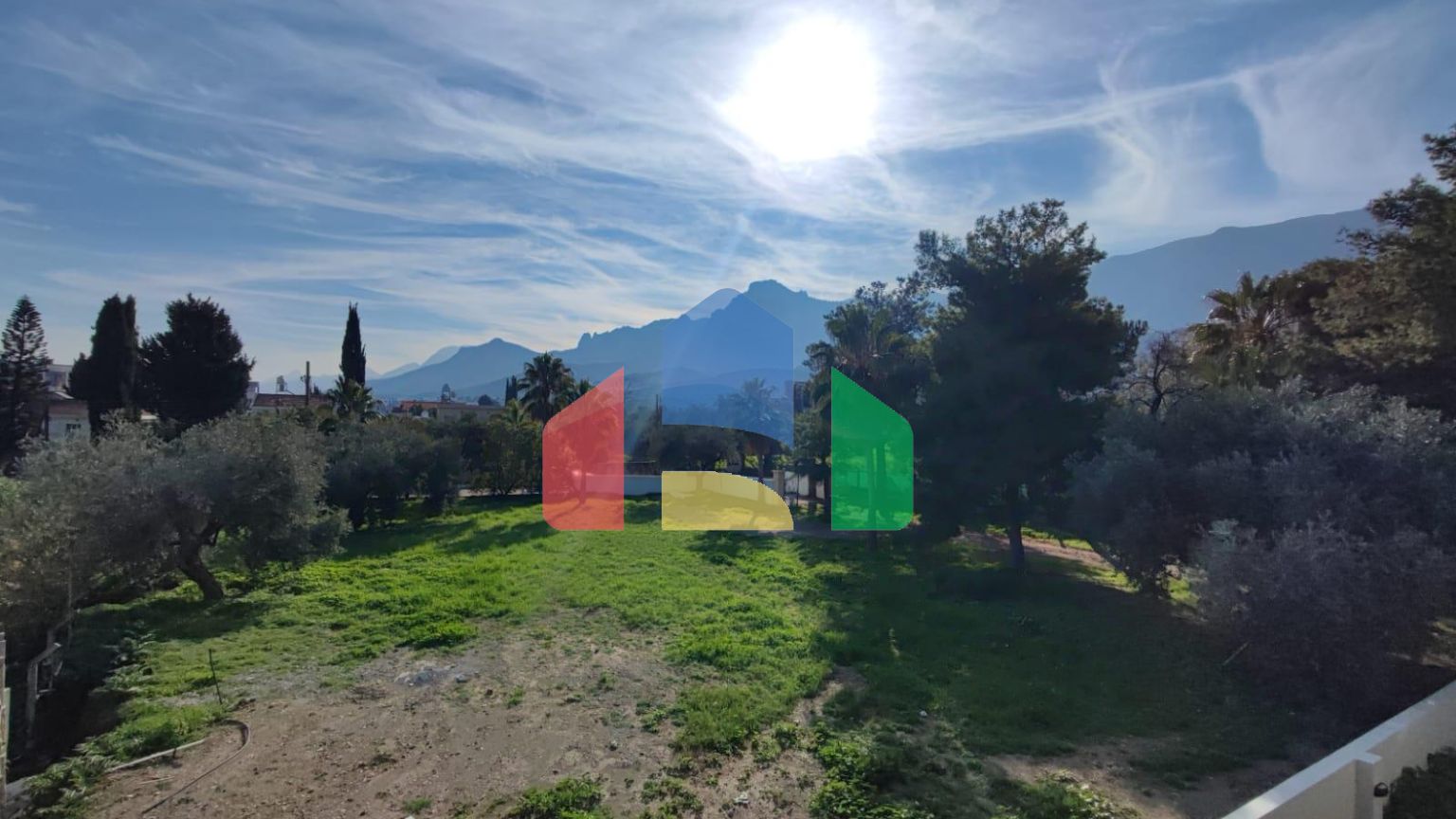 Роскошная вилла 4+1 (440 м2) с большим бассейном в живописном районе Кирении