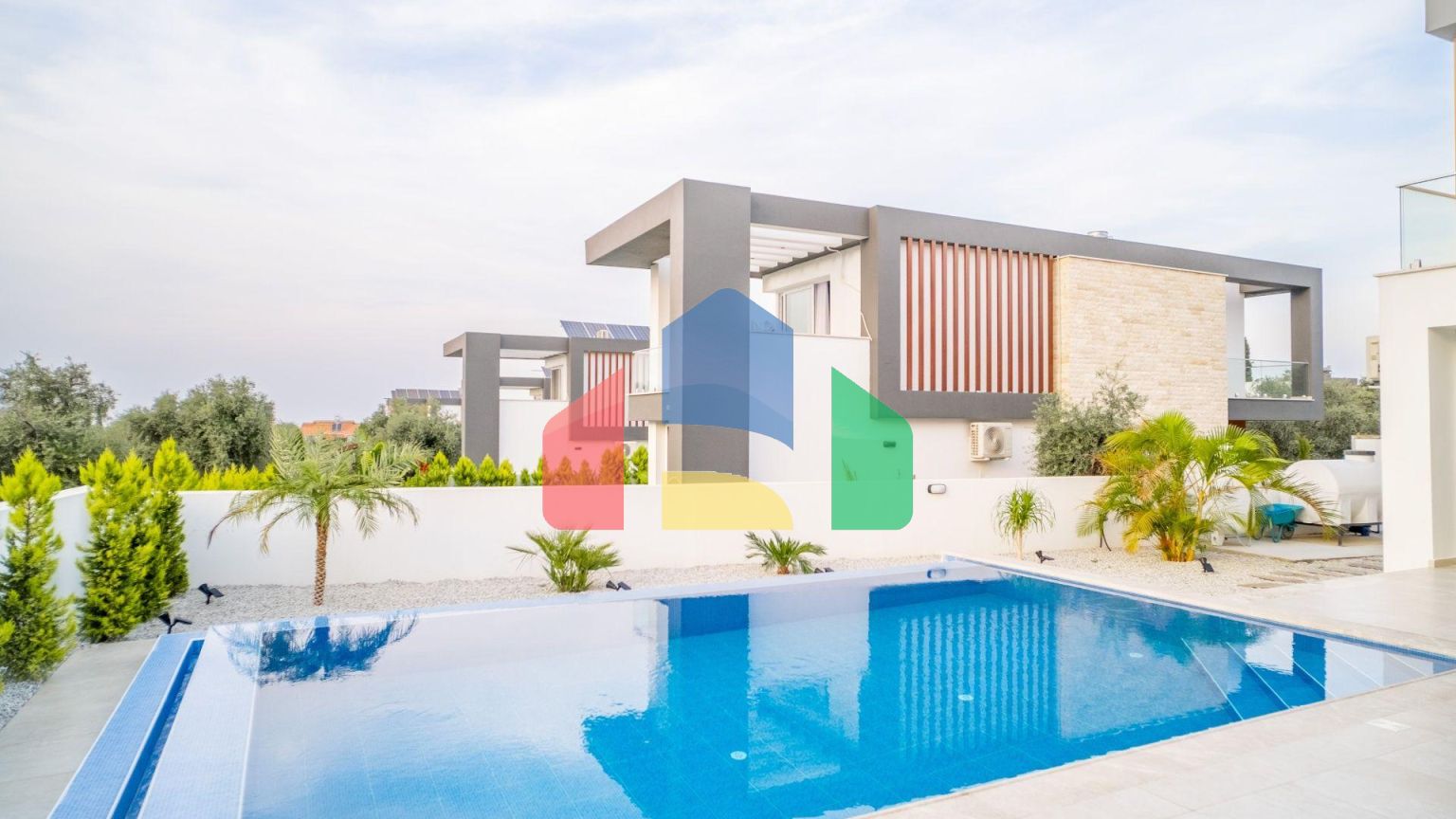 Новая комфортная вилла 4+1 (200 м2) с частным бассейном