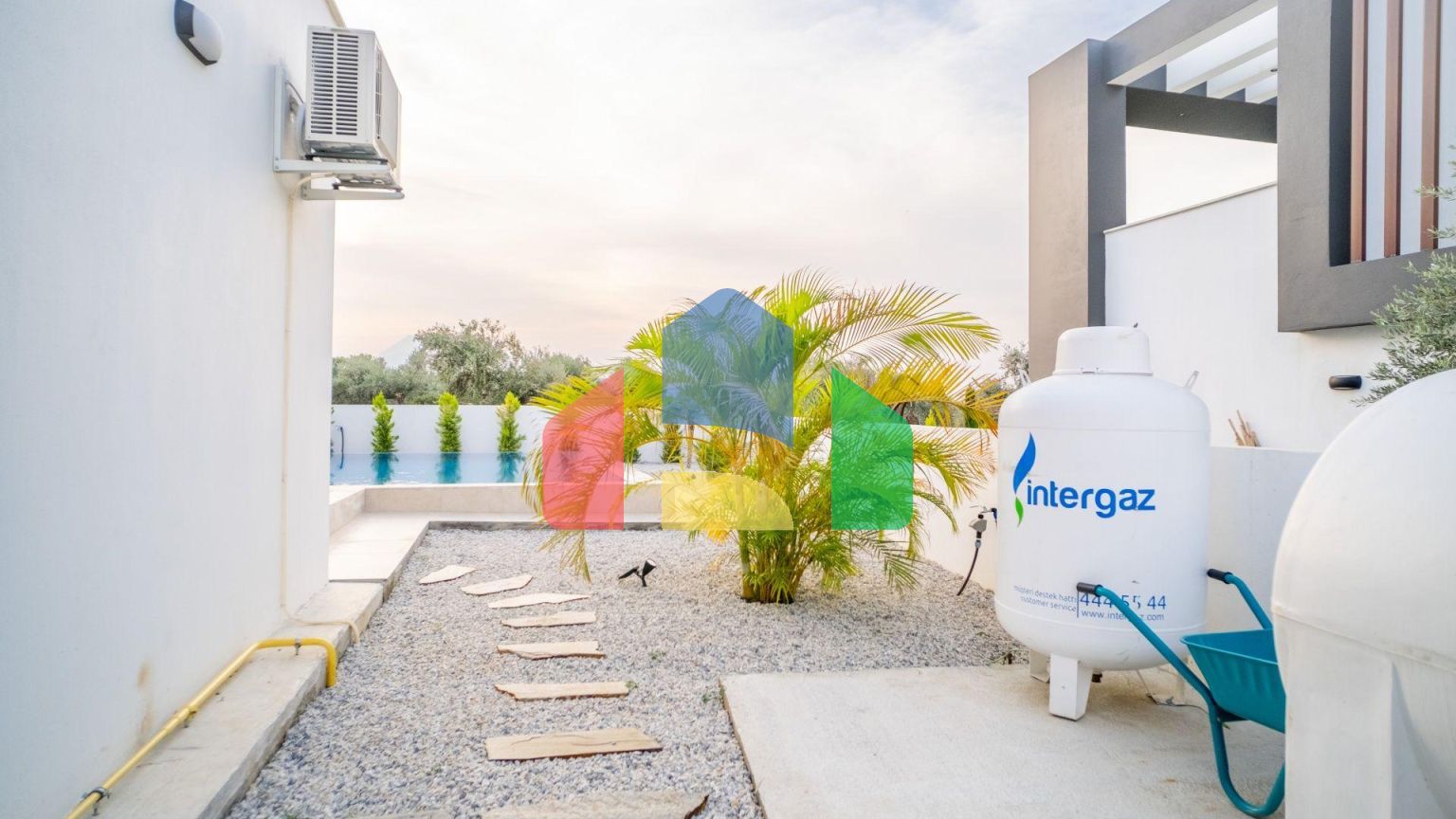 Новая комфортная вилла 4+1 (200 м2) с частным бассейном