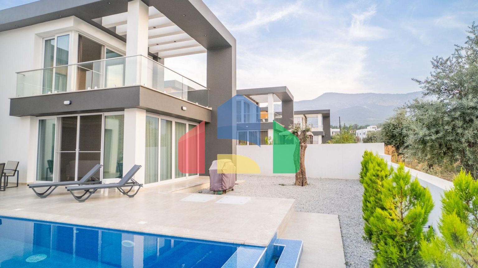 Новая комфортная вилла 4+1 (200 м2) с частным бассейном