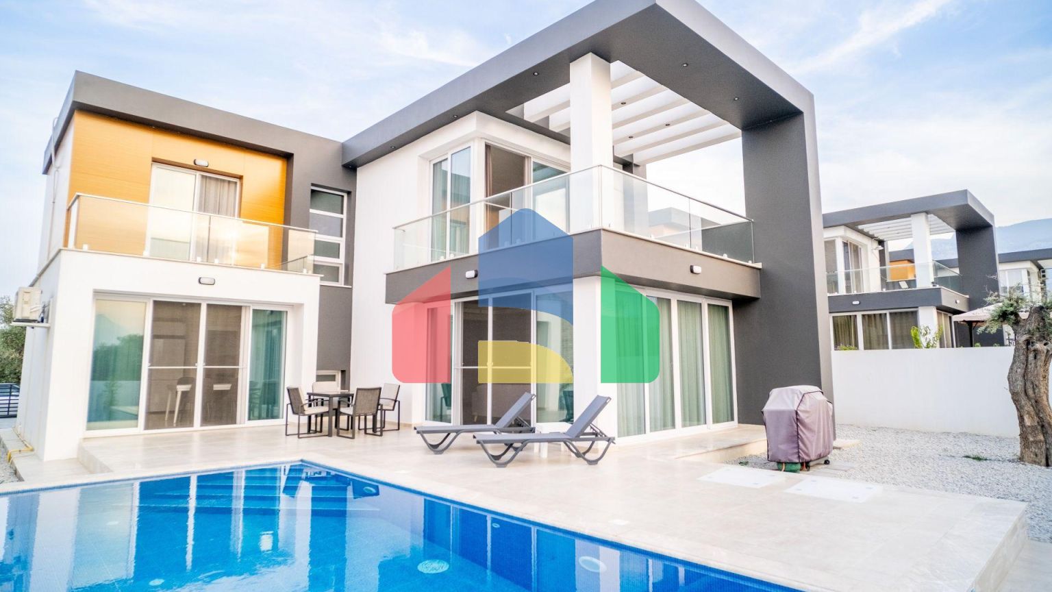 Новая комфортная вилла 4+1 (200 м2) с частным бассейном