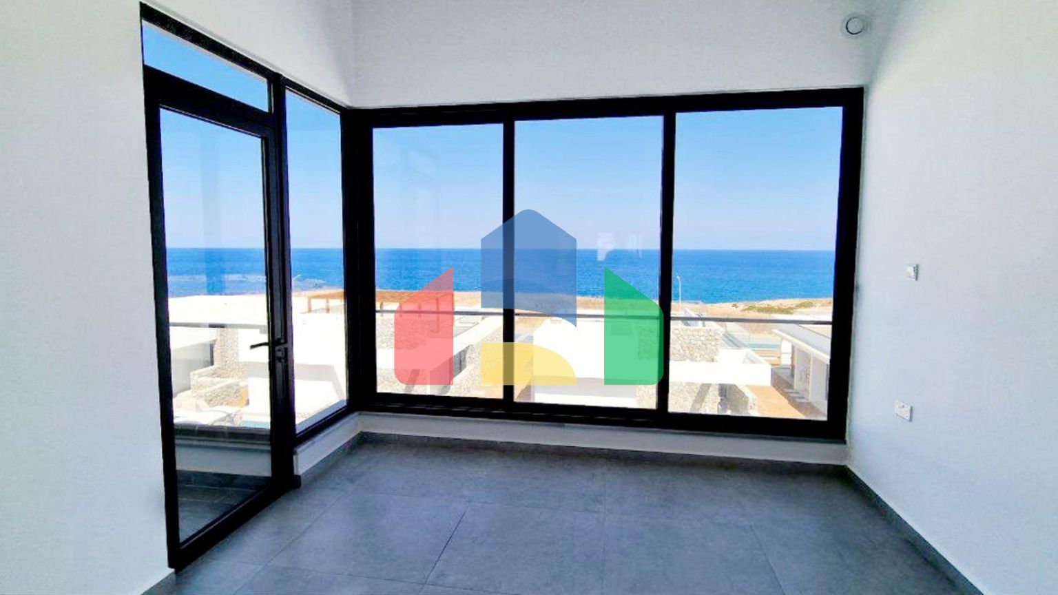 3-комнатные апартаменты 88 м2 с террасой на крыше 87 м2 и видом на море