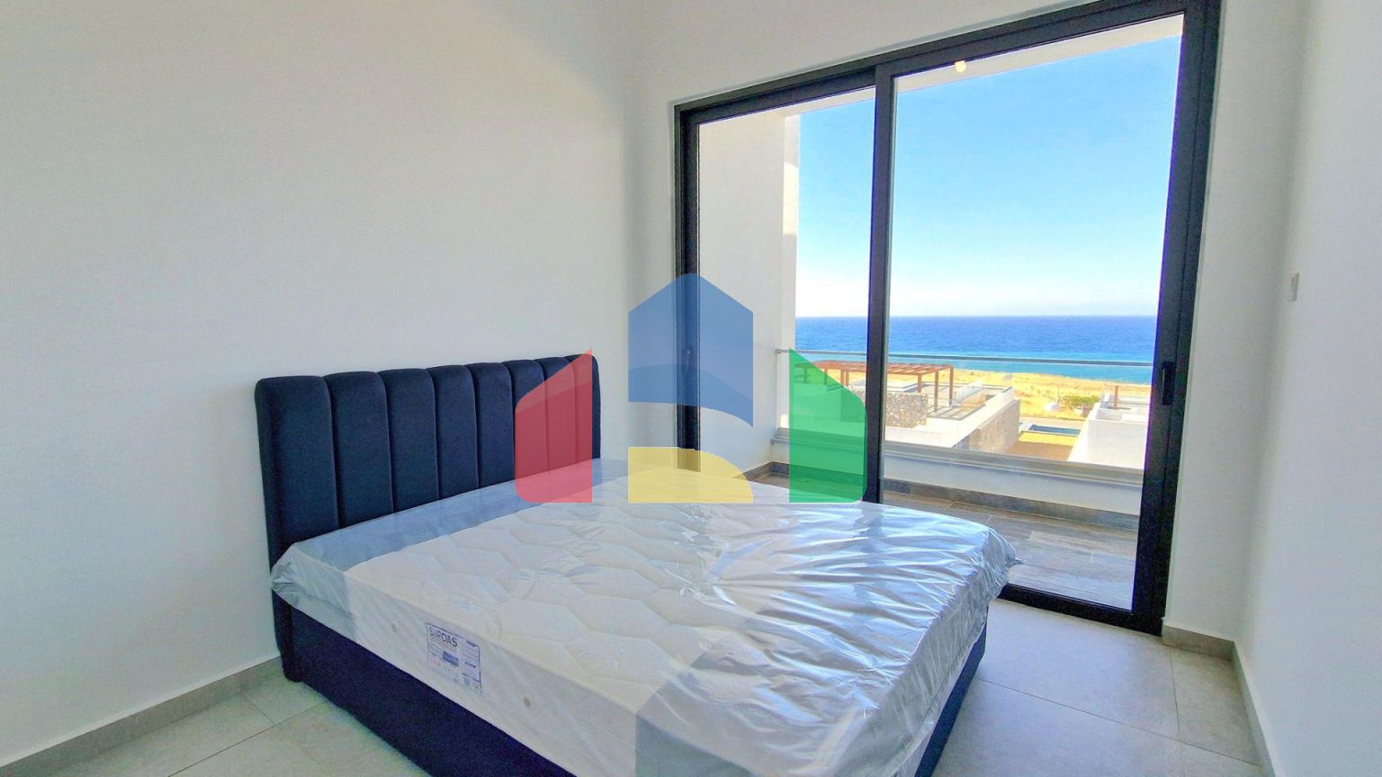 3-комнатные апартаменты 88 м2 с террасой на крыше 87 м2 и видом на море