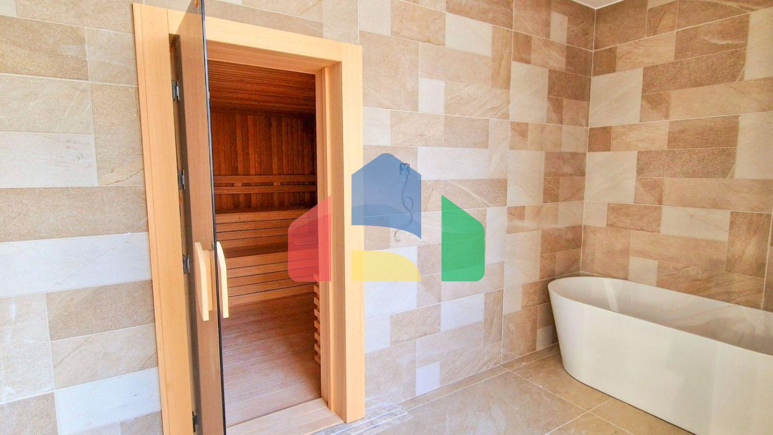 3-комнатные апартаменты 88 м2 с террасой на крыше 87 м2 и видом на море