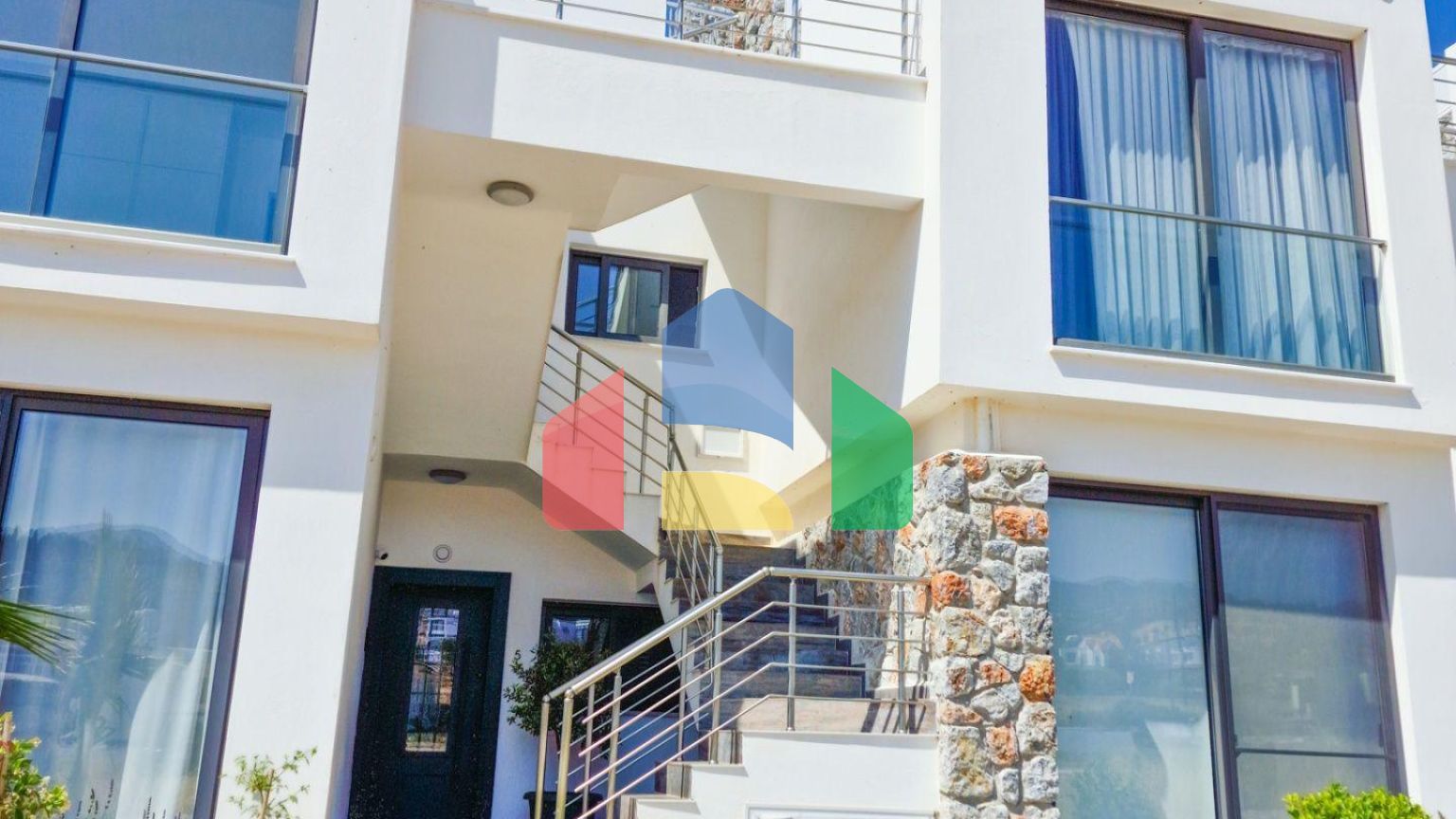 3-комнатные апартаменты 88 м2 с террасой на крыше 87 м2 и видом на море