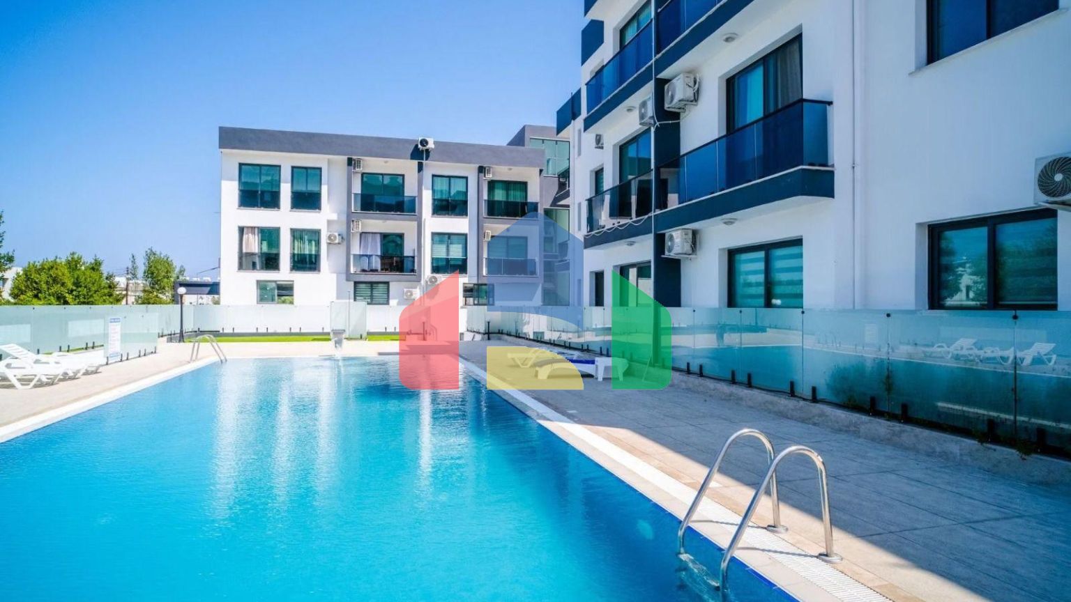 Трехкомнатная квартира 81 м2 в уютном комплексе с бассейном в Алсанджаке