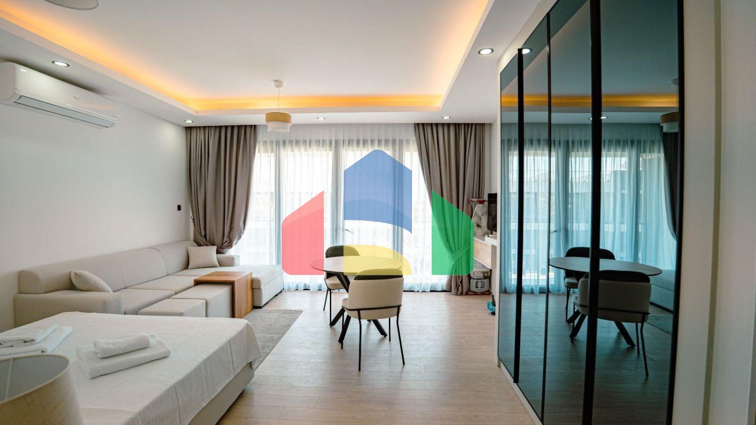 Студия Penthouse 38 м2 с балконом и террасой в красивом комплексе в Каршияке