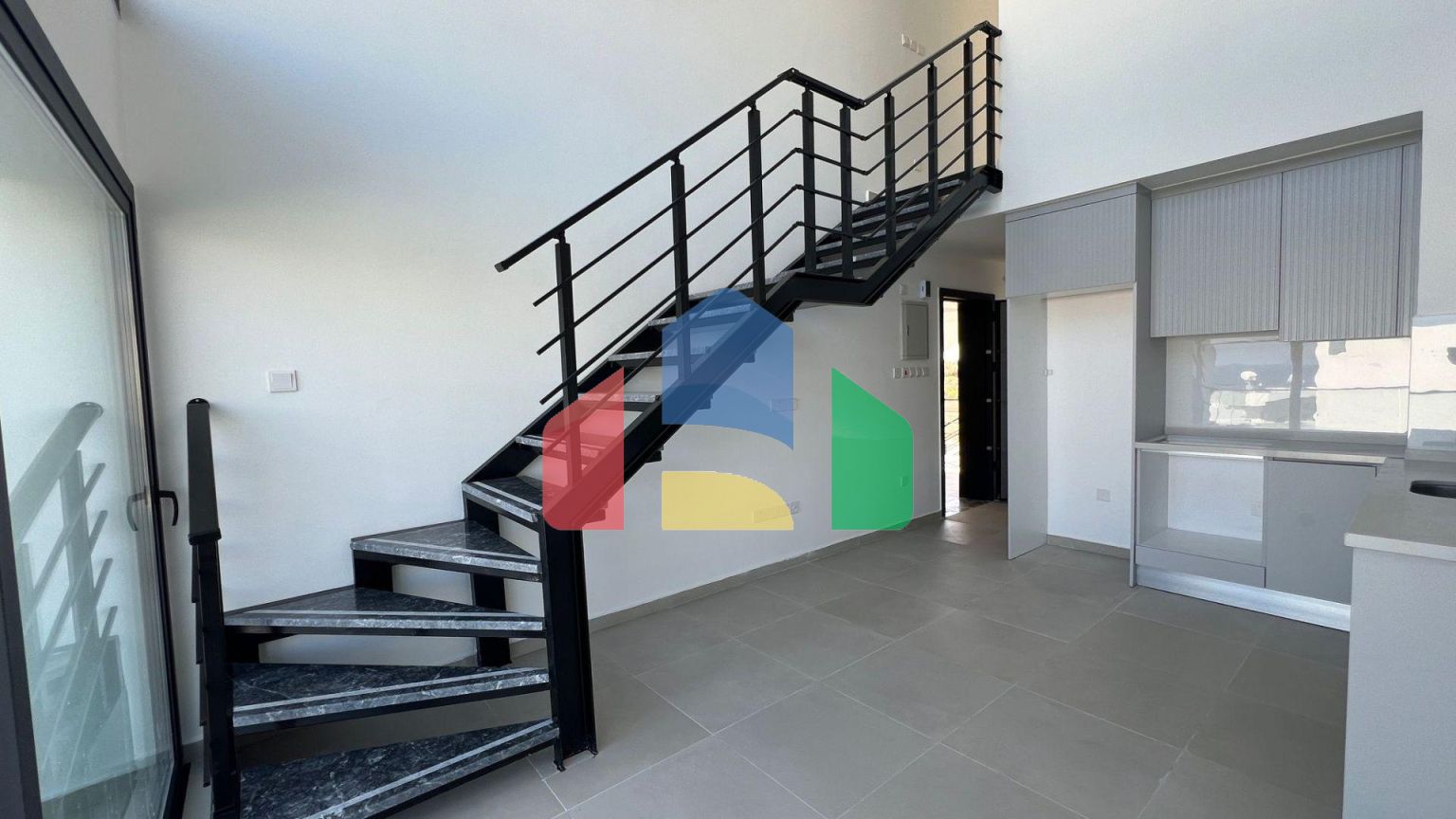 3-комнатный пентхаус loft 74 м2 с террасой на крыше 31 м2 в уютном комплексе в Эсентепе