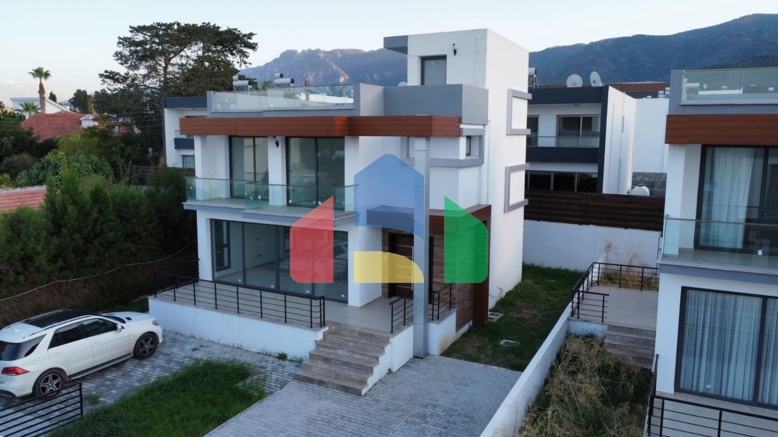 Современная вилла 3+1 (170 м2) рядом с морем  в Алсанджаке