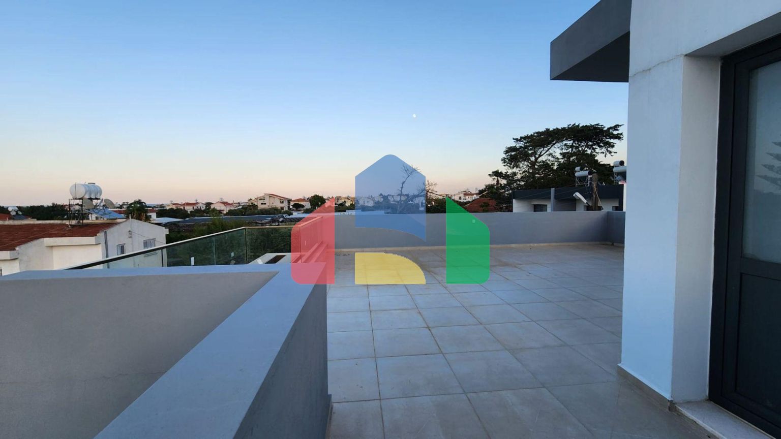 Современная вилла 3+1 (170 м2) рядом с морем  в Алсанджаке