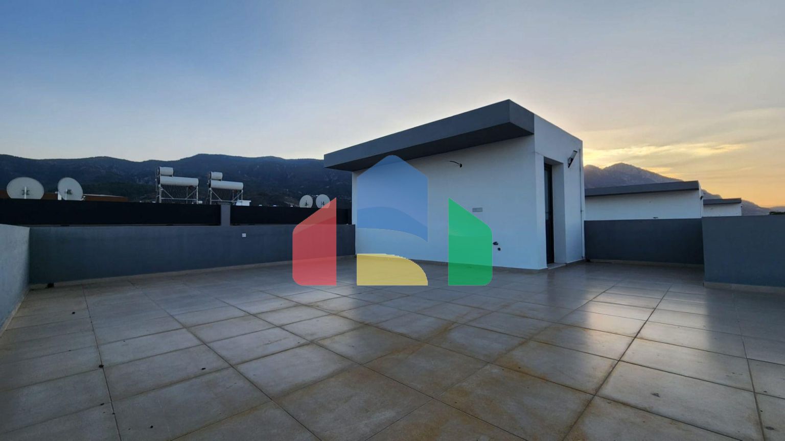 Современная вилла 3+1 (170 м2) рядом с морем  в Алсанджаке