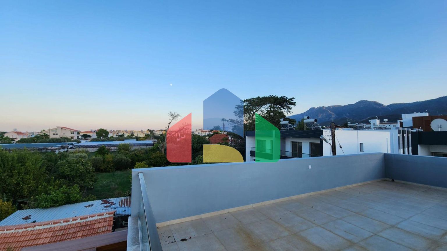 Современная вилла 3+1 (170 м2) рядом с морем  в Алсанджаке