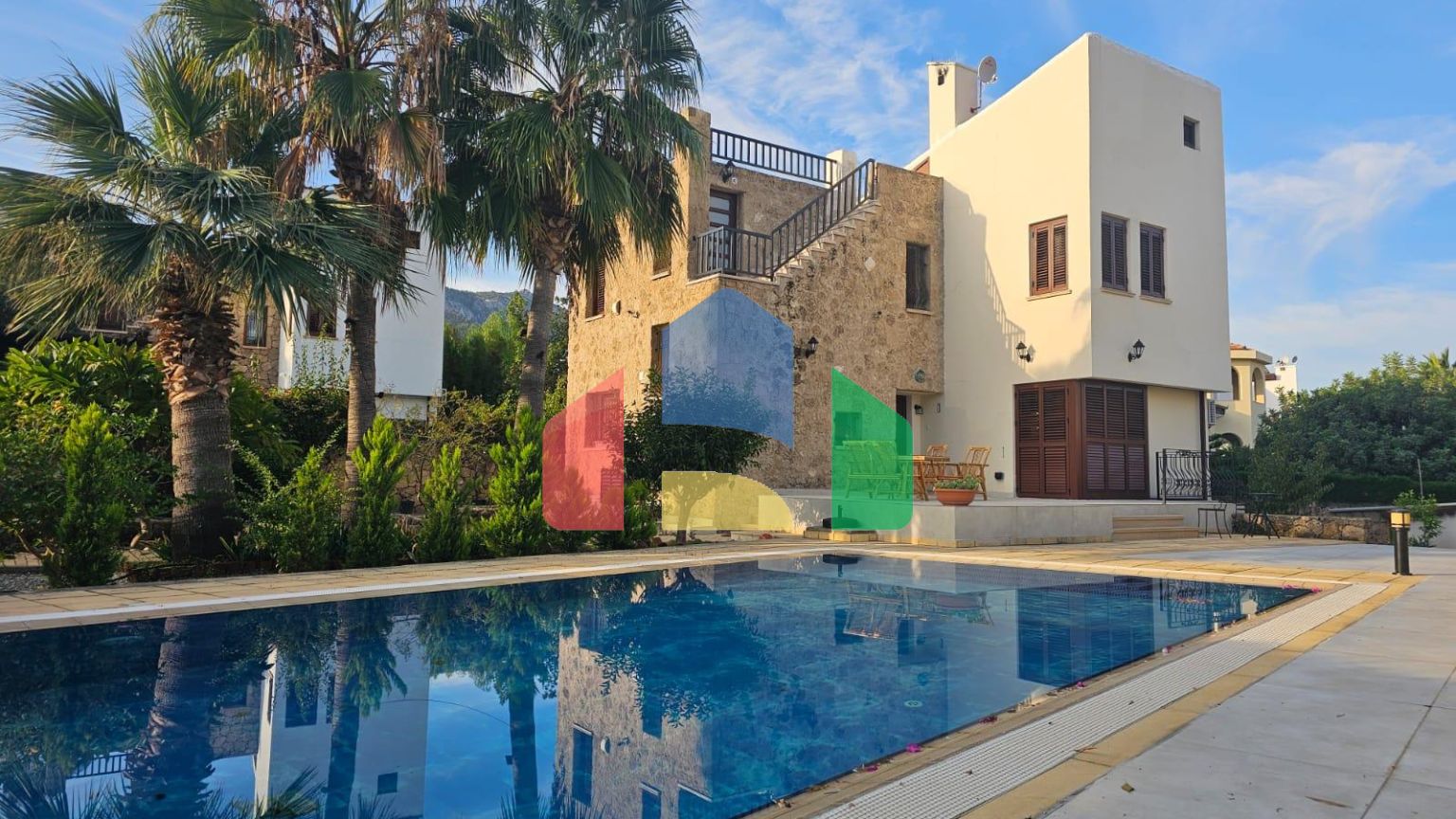 4-комнатная вилла 190м2 с бассейном