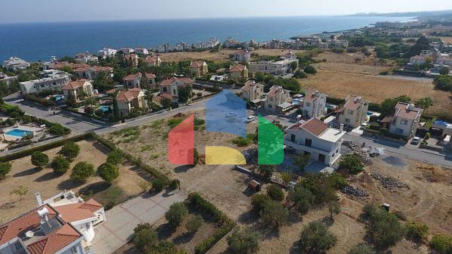 Современная 5-комнатная вилла 220 м2 с личным бассейном в 270 метрах от пляжа