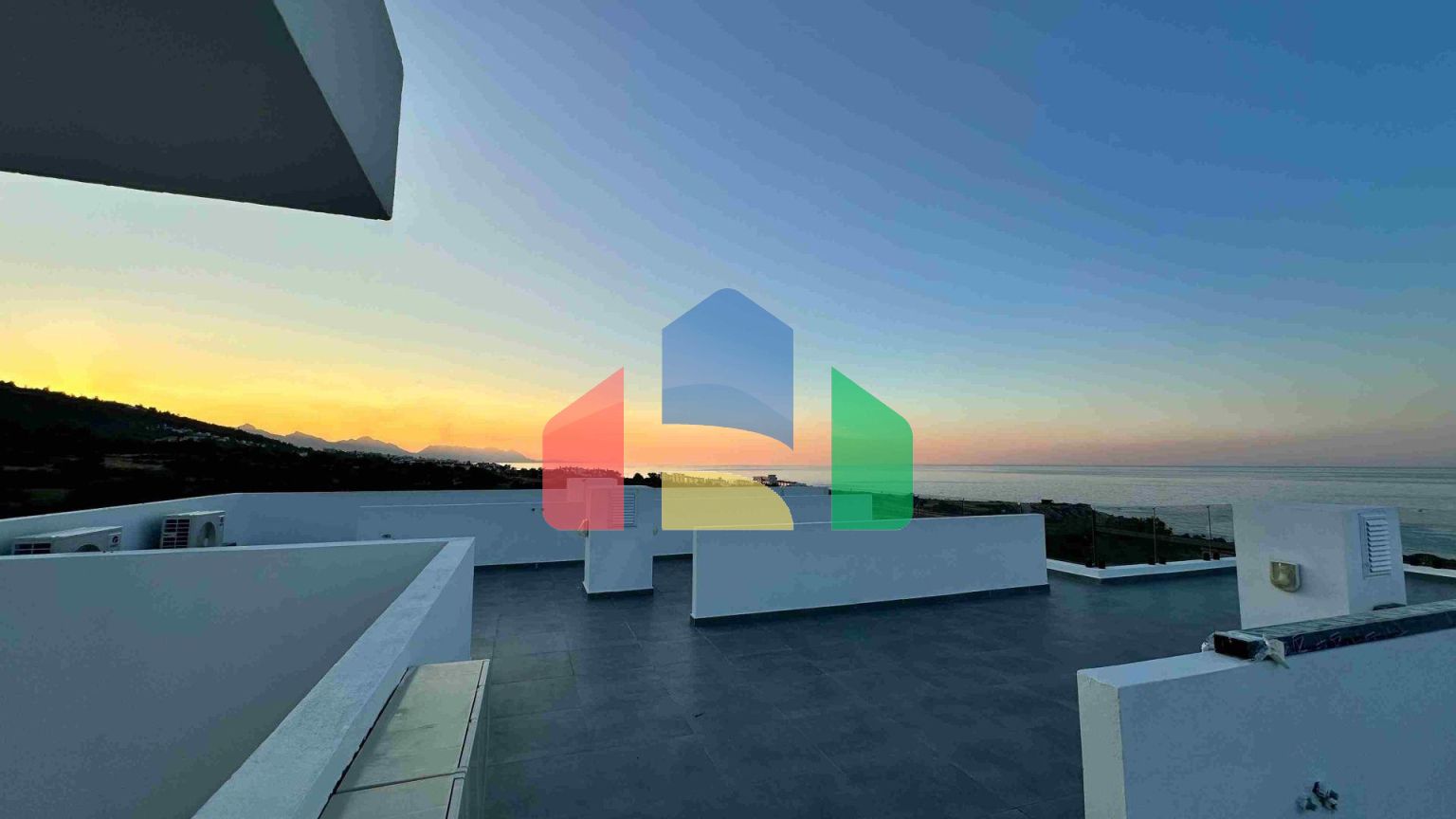 3-комнатный loft пентхаус 71 м2 с террасой на крыше 35 м2 в 350 метрах от моря 