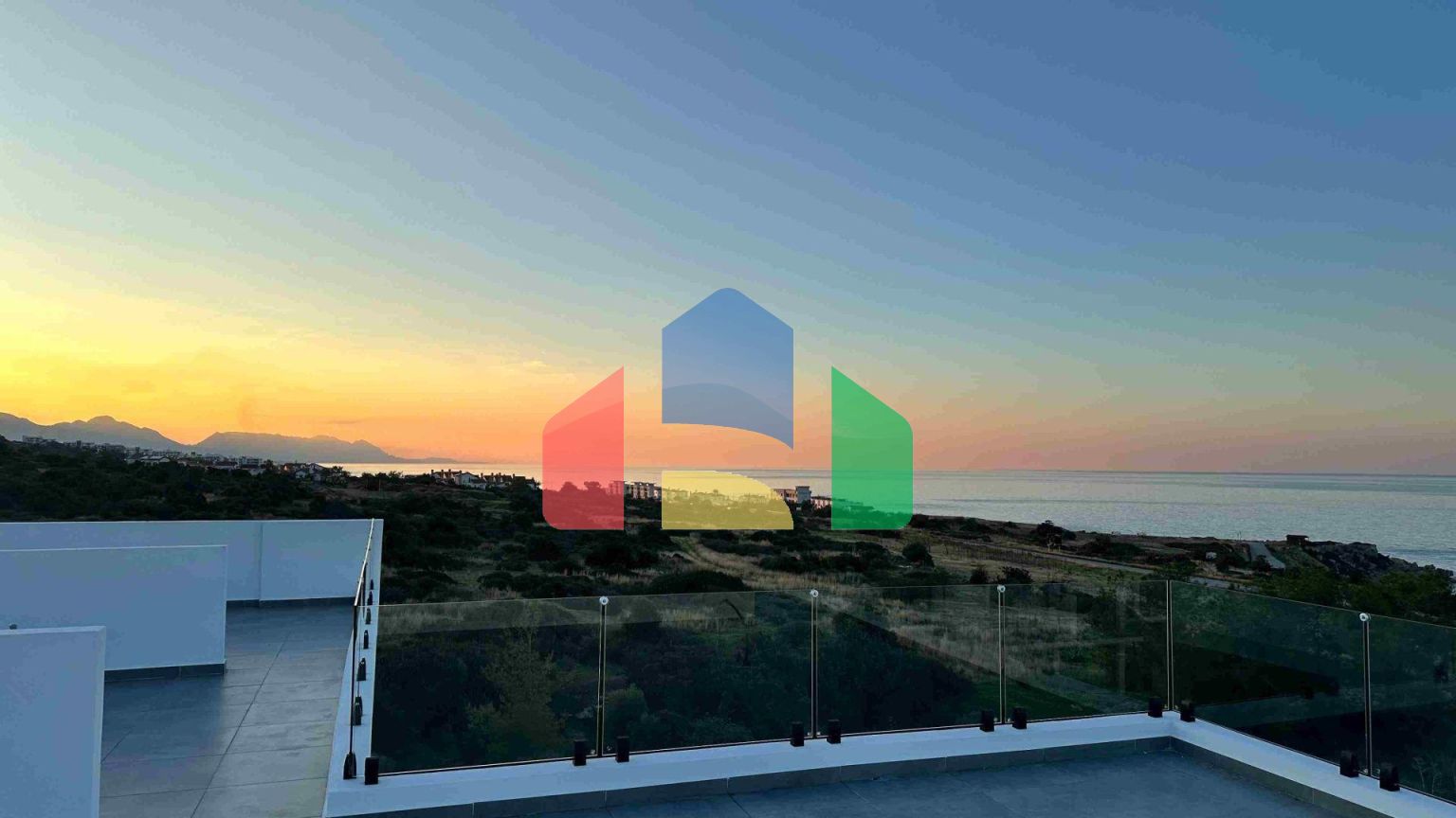 3-комнатный loft пентхаус 71 м2 с террасой на крыше 35 м2 в 350 метрах от моря 