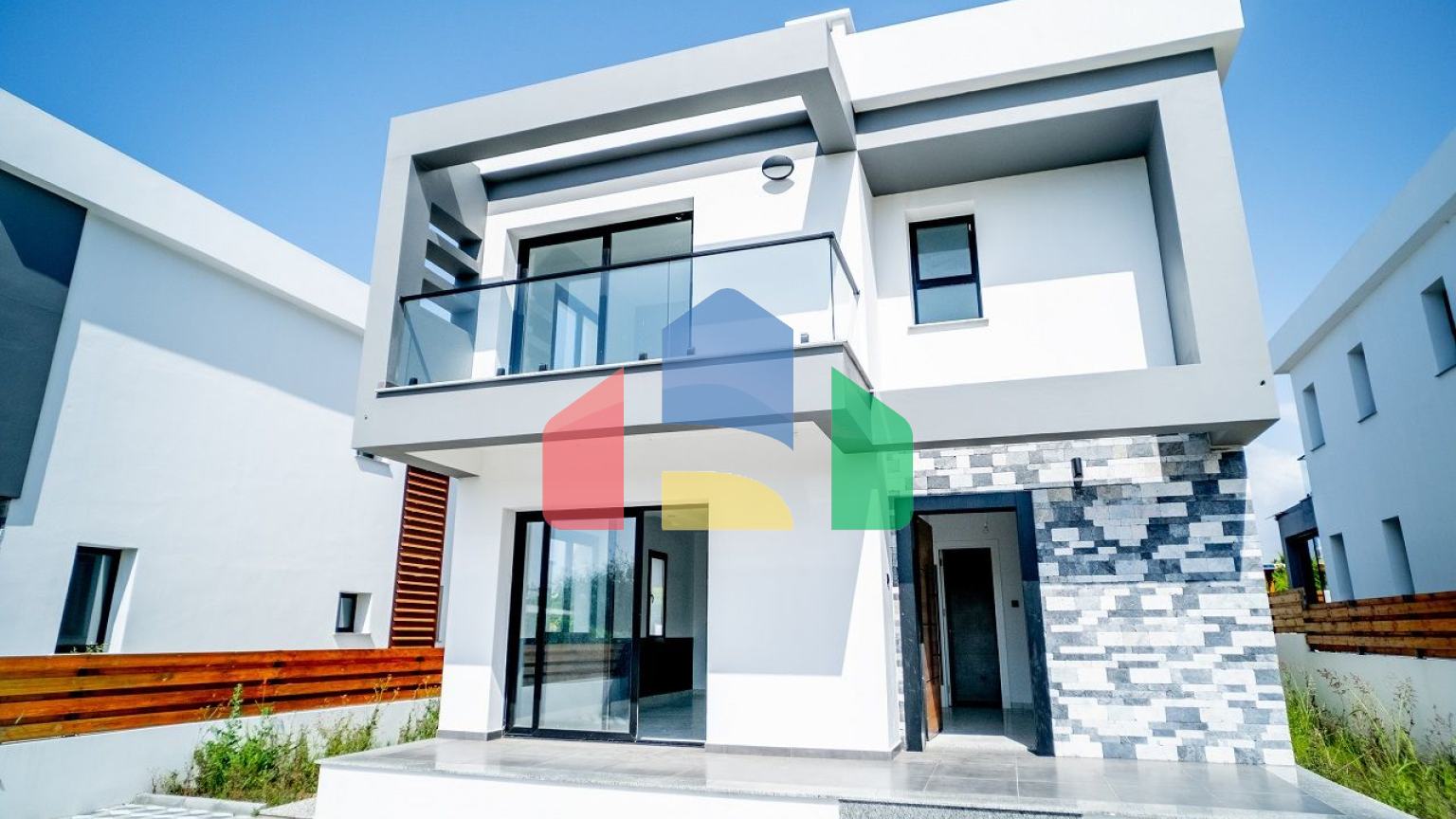 4-комнатная вилла 267 м2 с террасой 57 м2 с собственным участком земли