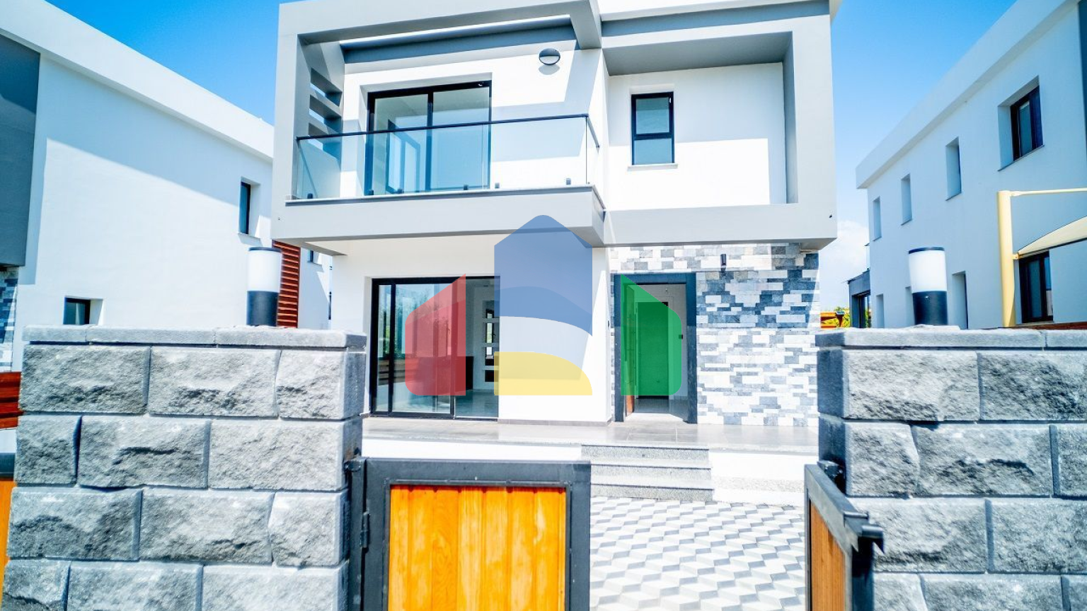 4-комнатная вилла 267 м2 с террасой 57 м2 с собственным участком земли