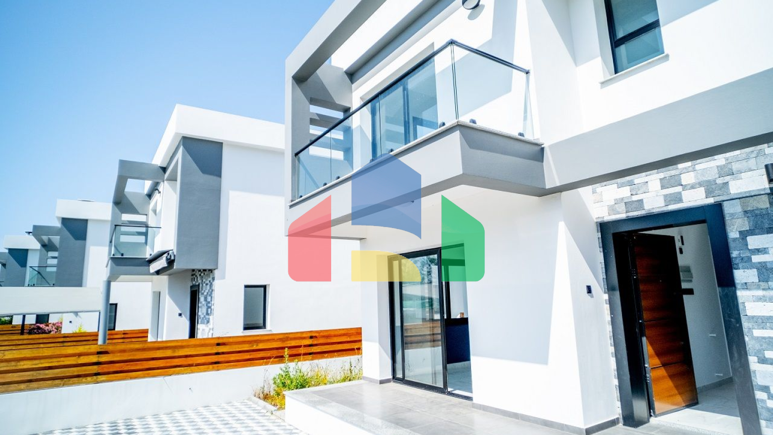 4-комнатная вилла 267 м2 с террасой 57 м2 с собственным участком земли