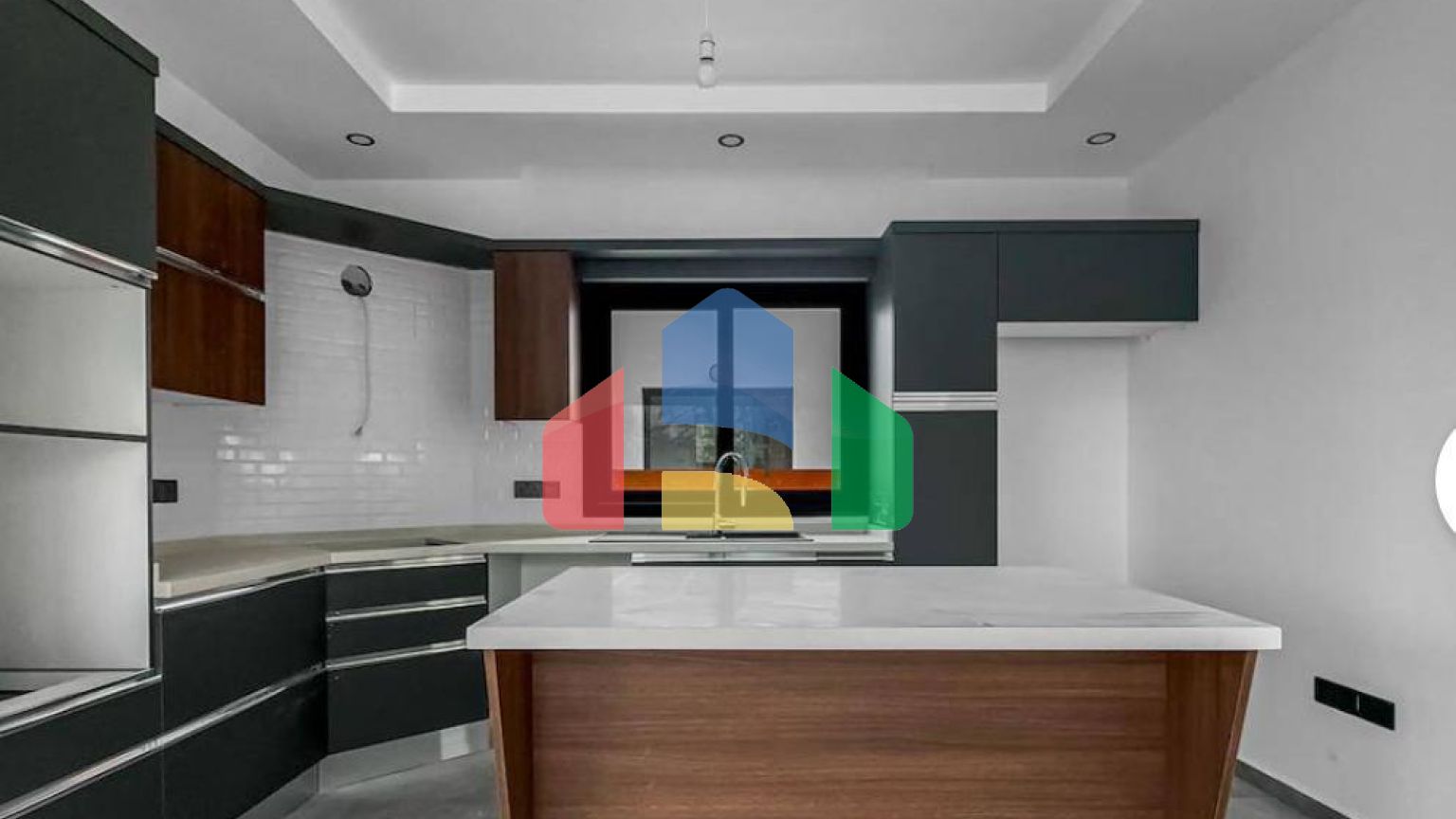 4-комнатная вилла 267 м2 с террасой 57 м2 с собственным участком земли