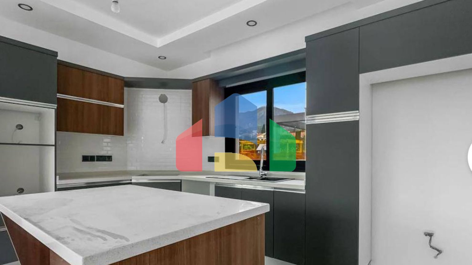 4-комнатная вилла 267 м2 с террасой 57 м2 с собственным участком земли