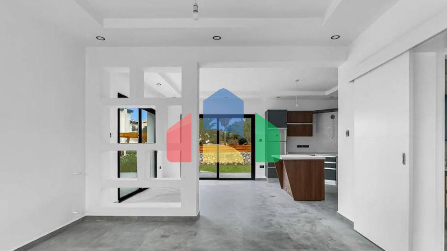 4-комнатная вилла 267 м2 с террасой 57 м2 с собственным участком земли