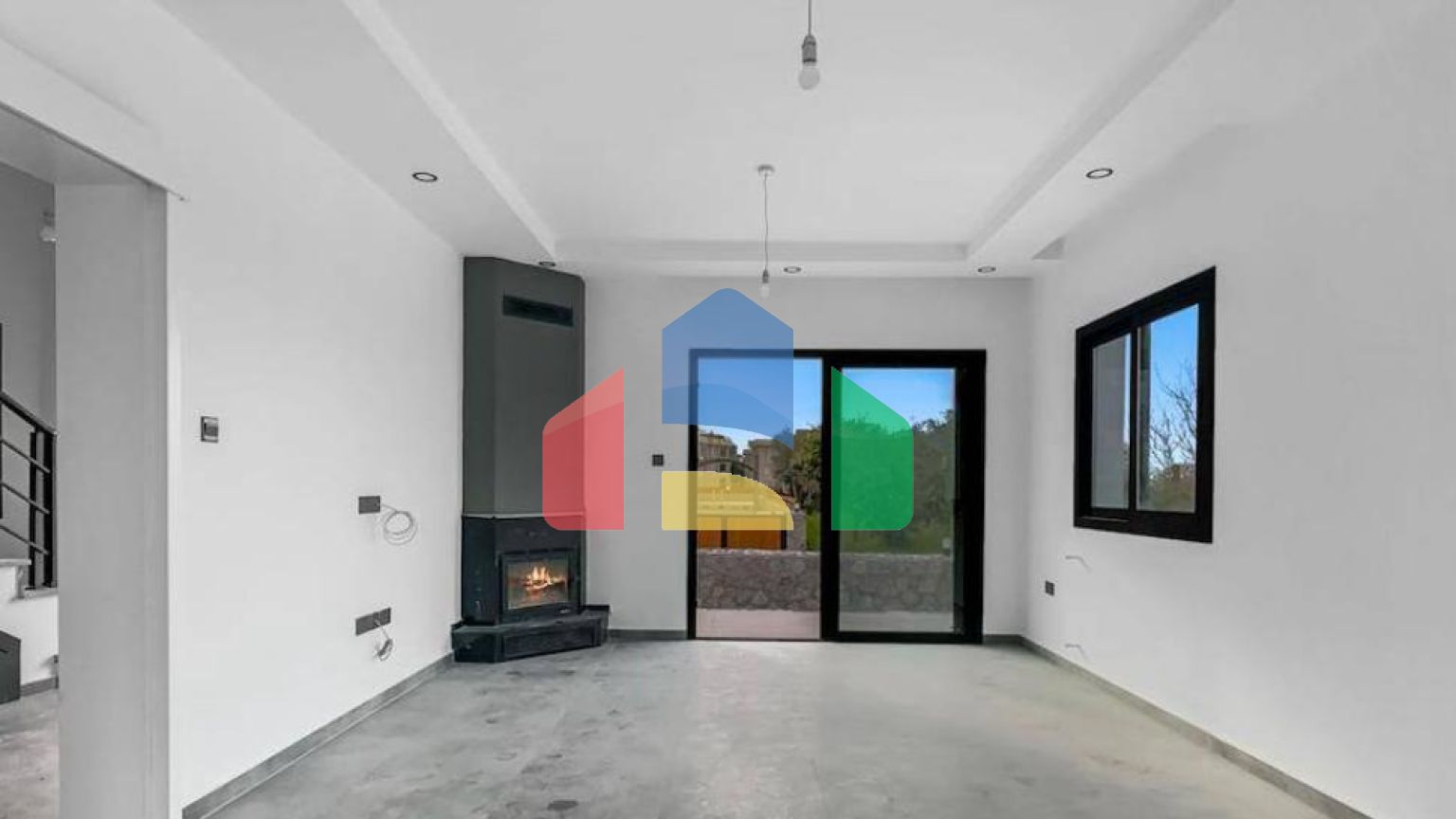 4-комнатная вилла 267 м2 с террасой 57 м2 с собственным участком земли