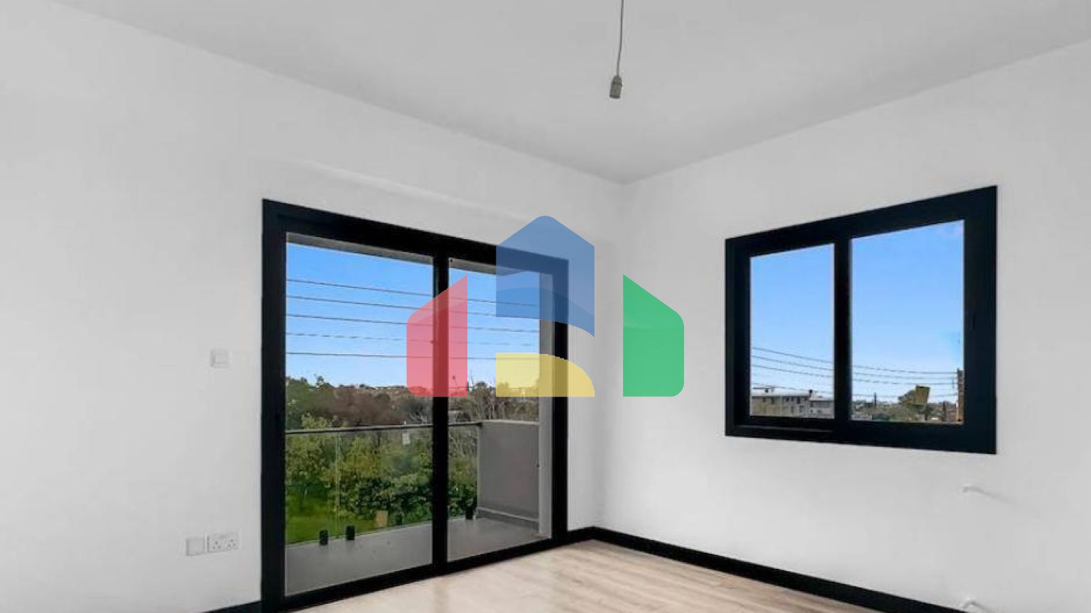 4-комнатная вилла 267 м2 с террасой 57 м2 с собственным участком земли