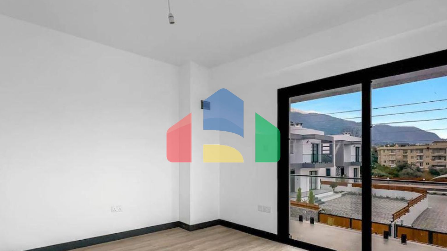 4-комнатная вилла 267 м2 с террасой 57 м2 с собственным участком земли