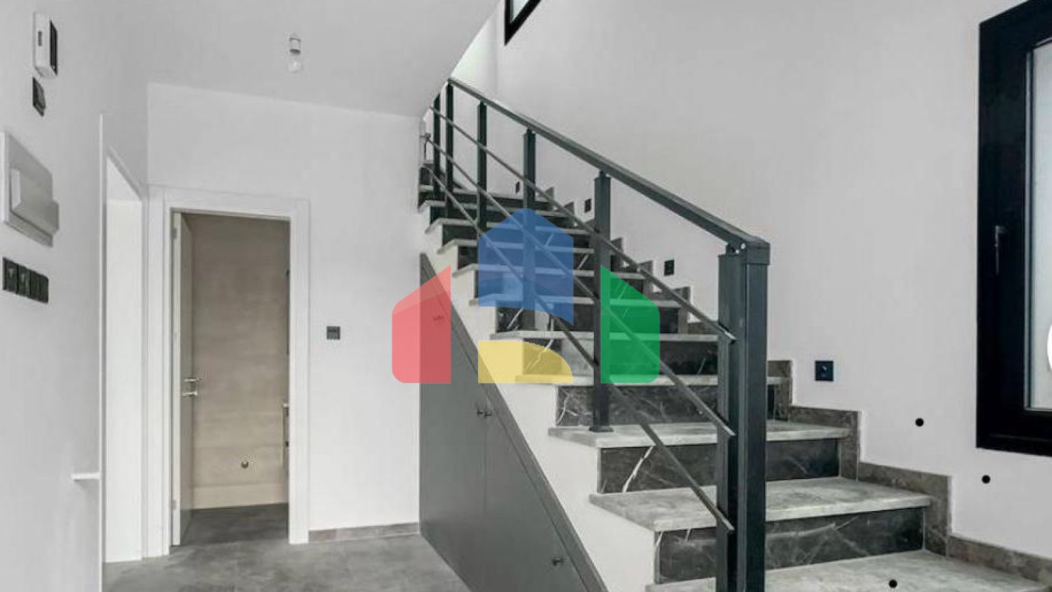 4-комнатная вилла 267 м2 с террасой 57 м2 с собственным участком земли