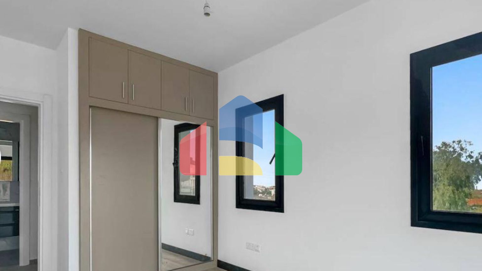 4-комнатная вилла 267 м2 с террасой 57 м2 с собственным участком земли