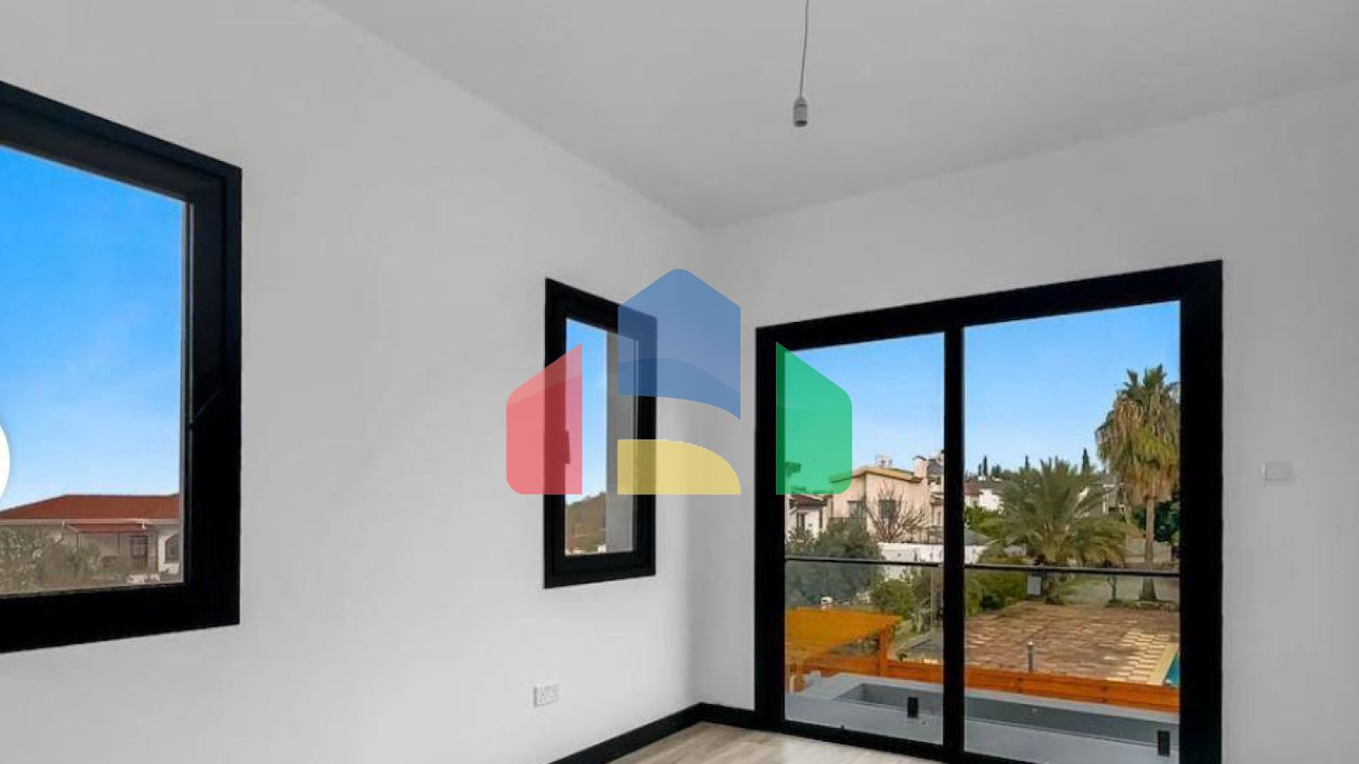 4-комнатная вилла 267 м2 с террасой 57 м2 с собственным участком земли