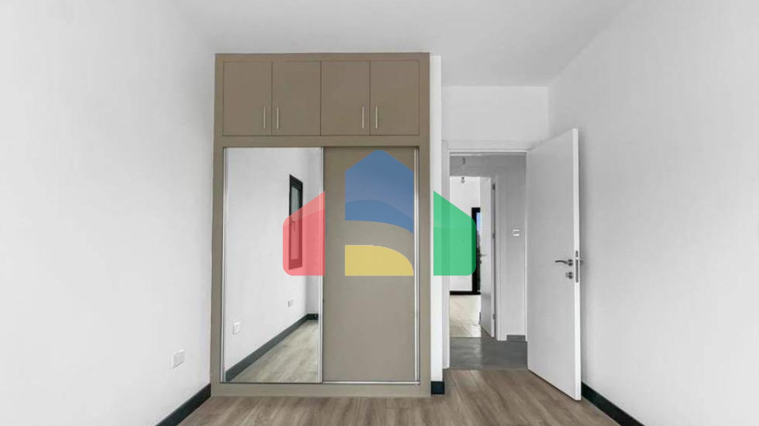 4-комнатная вилла 267 м2 с террасой 57 м2 с собственным участком земли