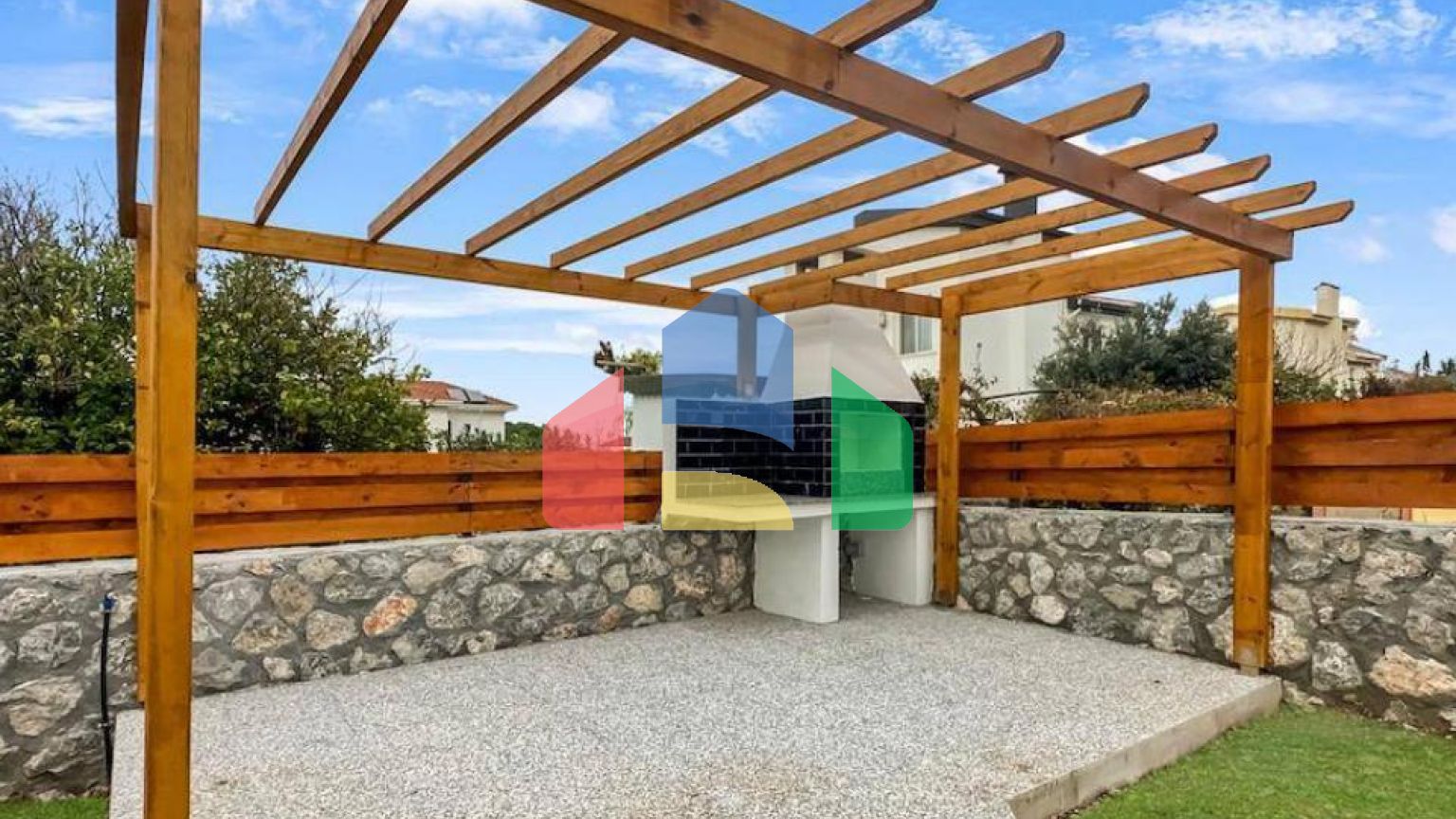 4-комнатная вилла 267 м2 с террасой 57 м2 с собственным участком земли