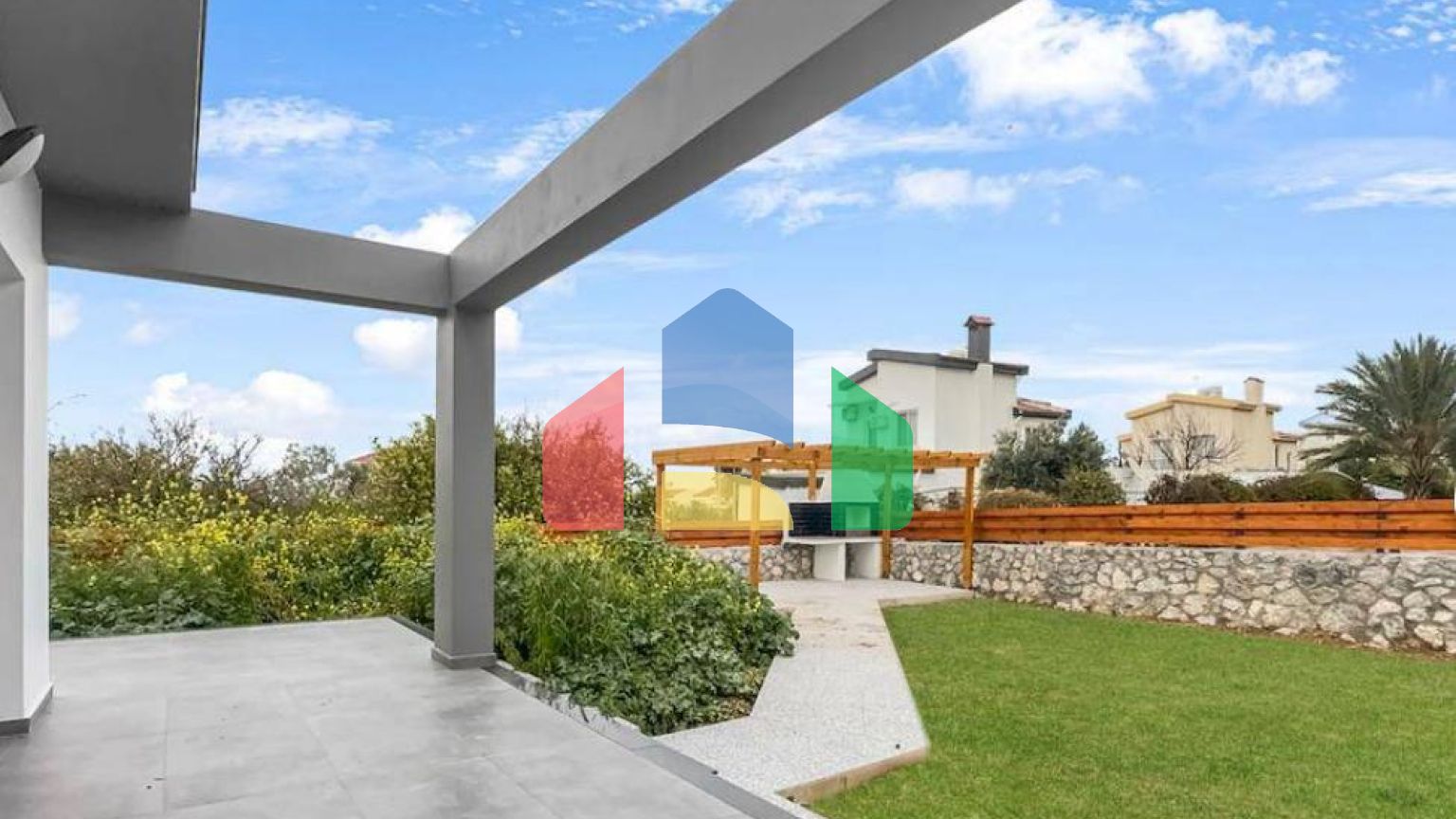 4-комнатная вилла 267 м2 с террасой 57 м2 с собственным участком земли