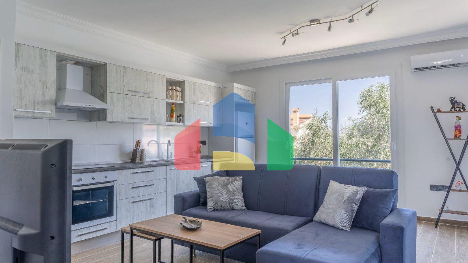 2-комнатные апартаменты 52 м2 с террасой на крыше 30 м2 и полным комплектом мебели